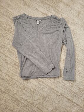 Athleta Light Gray V-Neck Long Sleeve Tee
